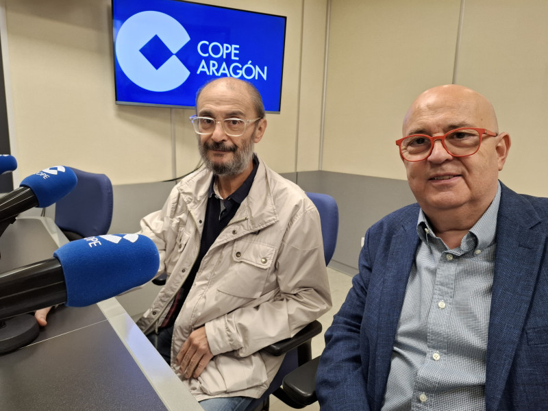 Lambán con José Luis Campos durante la entrevista en los estudios de COPE.