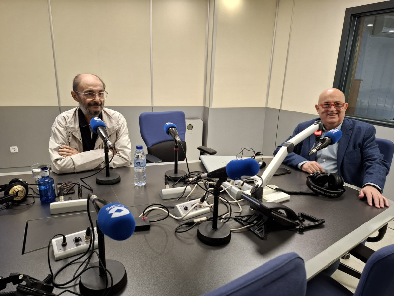 Lambán con José Luis Campos durante la entrevista en los estudios de COPE.