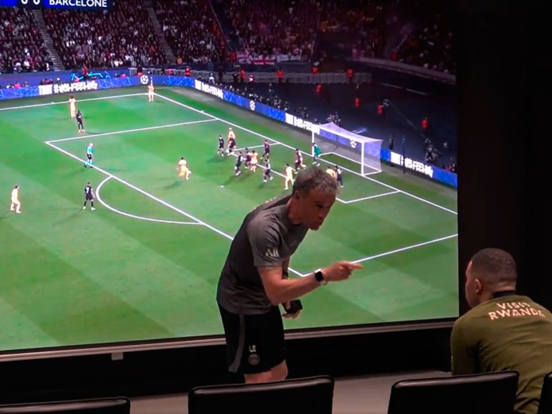 Luis Enrique charla con Mbappé durante el segundo capítulo de su documental.