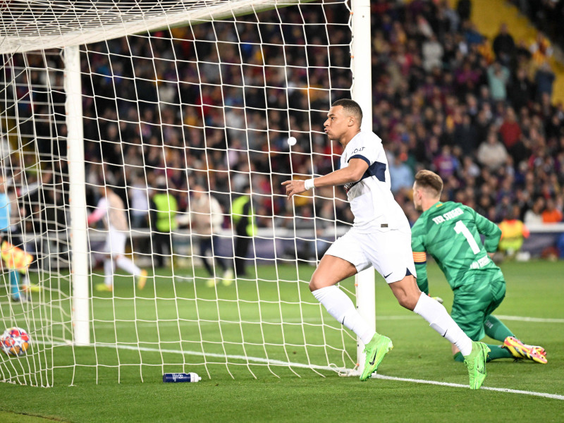 Mbappé celebra uno de sus dos goles en Montjuic en cuartos.