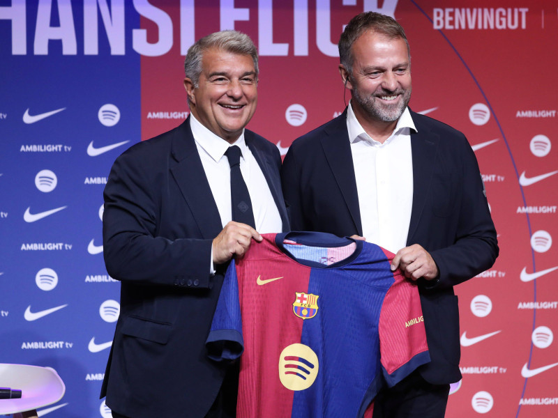 Laporta posa junto a Flick en su presentación como técnico del Barça