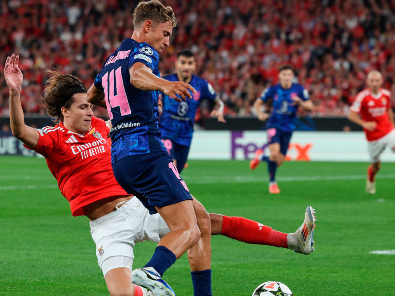 Entrada de Álvaro Carreras sobre Marcos Llorente durante el Benfica - Atlético de Madrid