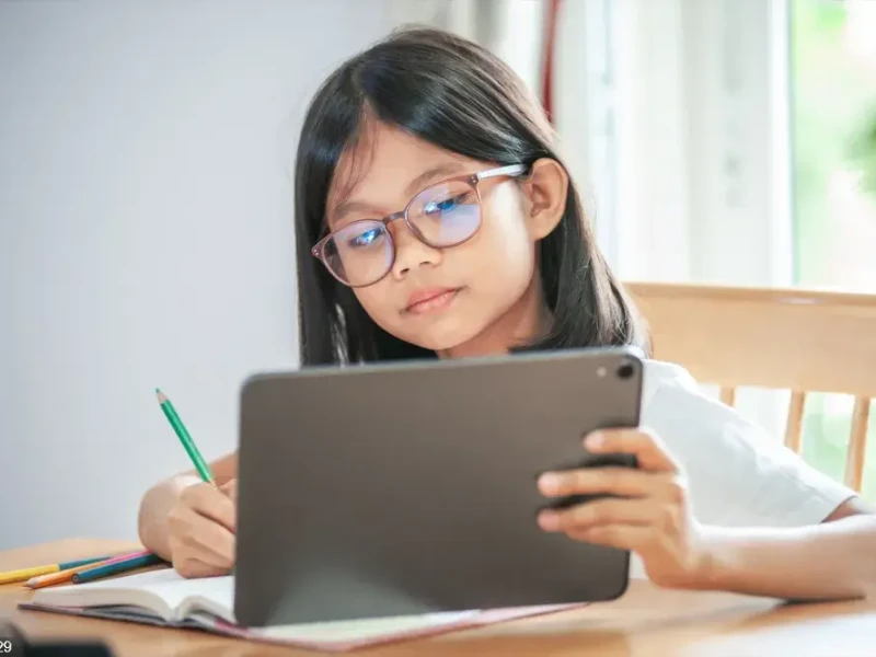 Foto de archivo de una niña con gafas