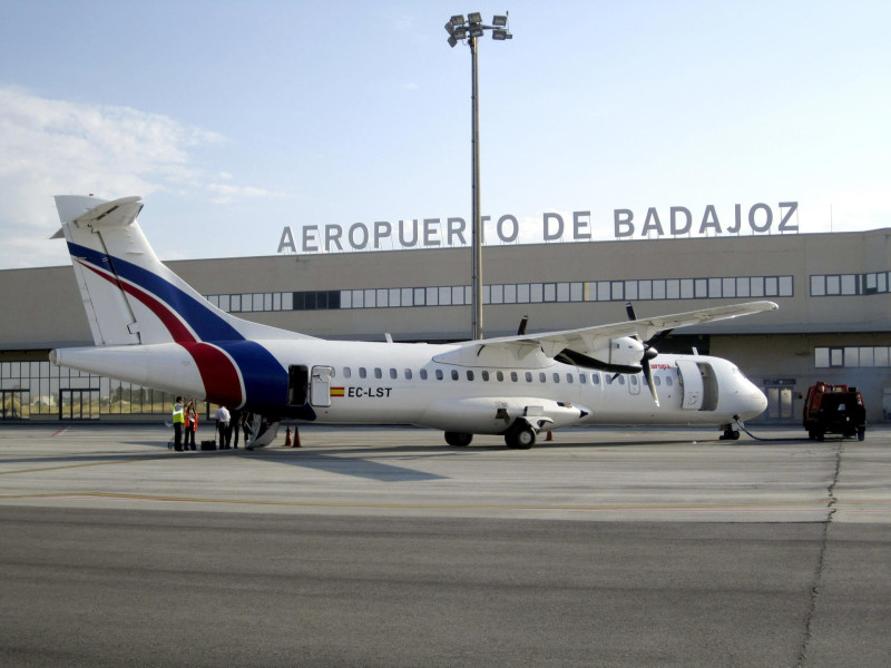 Fotografía de un avión en el Aeropuerto de Badajoz