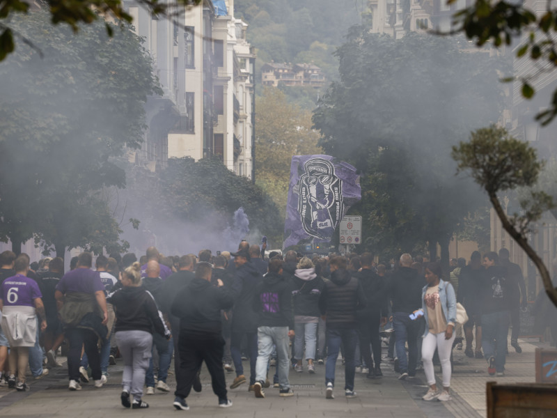 Aficionados del Anderlecht este jueves en San Sebastián, horas antes del partido de la Liga Europa de fútbol entre la Real Sociedad y el Anderlecht