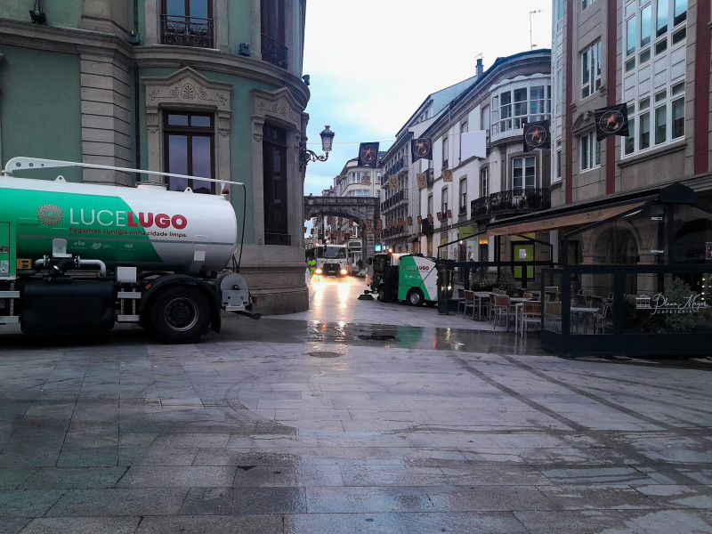 Labores de limpieza en las horas previas al inicio de las fiestas