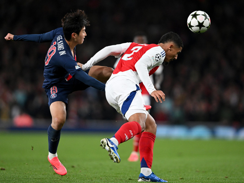 William Saliba, central francés del Arsenal en un partido de la Champions.