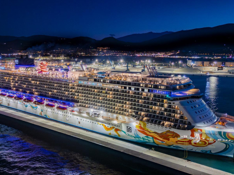 El Norwegian Getaway hace su primera escala de la temporada 2024 en el Puerto de Motril