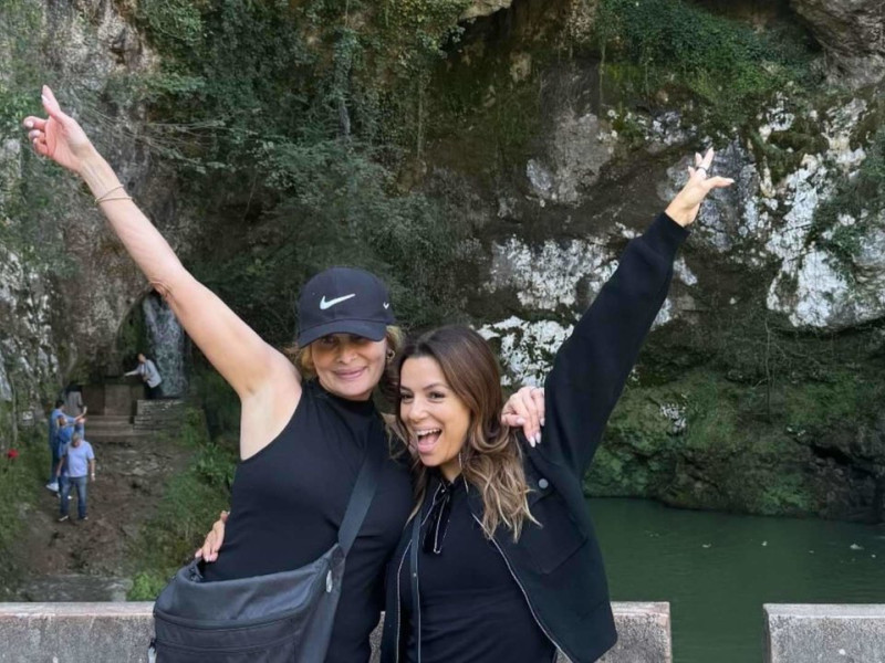 Eva Longoria, junto a una amiga, con la Santa Cueva de Covadonga al fondo