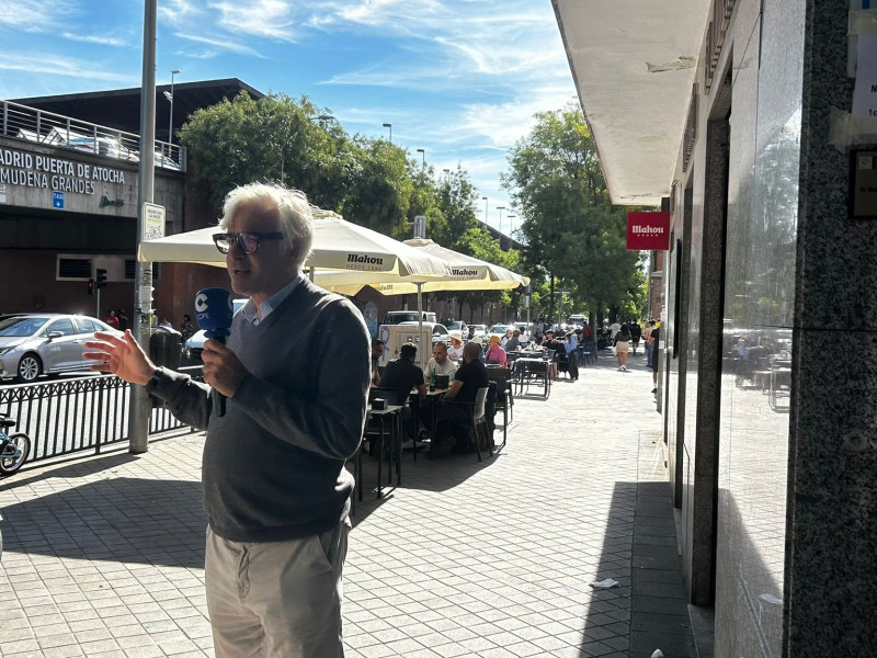 Fernando de Haro, en la puerta del Hostal Argentina