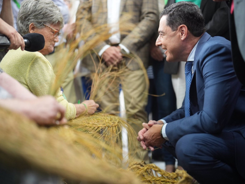 Juanma Moreno durante su visita a Tierra Adentro