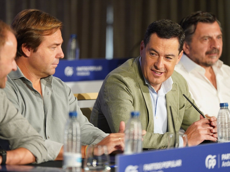 El presidente del PP andaluz y de la Junta de Andalucía, Juanma Moreno, junto a miembros de su partido