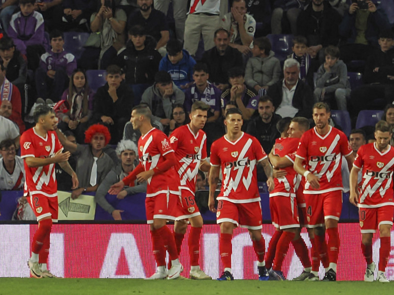 Los jugadores del Rayo celebran el gol de Jorge De Frutos