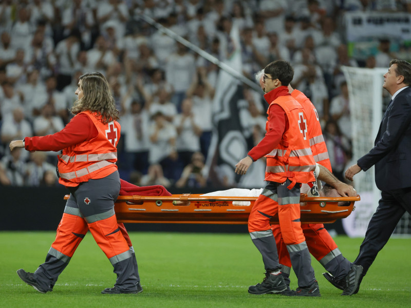 Dani Carvajal sale en camilla tras su grave lesión de rodilla.