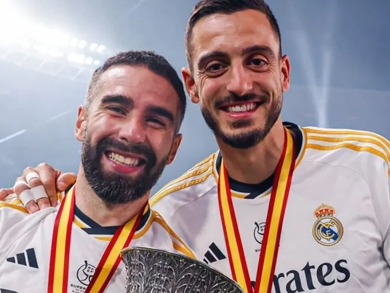 Dani Carvajal posa con su cuñado Joselu tras ganar un título con el Real Madrid.