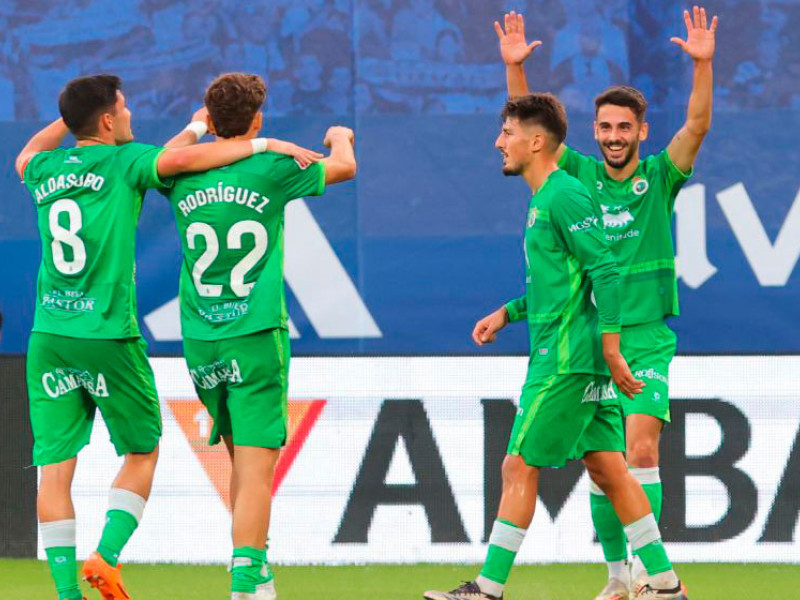 Los jugadores del Racing celebran el polémico gol de Pablo Rodríguez