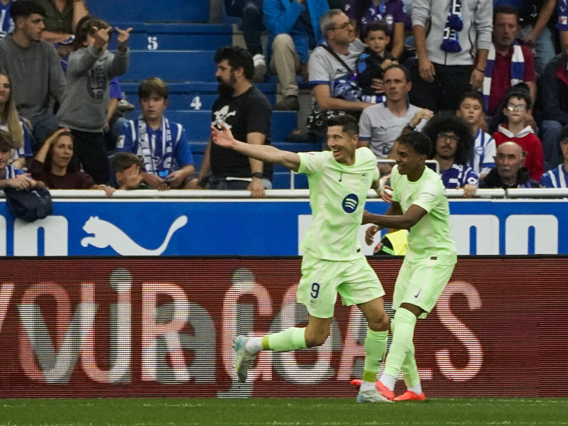 Robert Lewandowski celebra con Lamine Yamal  el gol marcado ante el Alavés