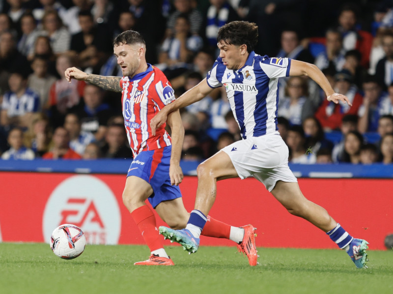 Javier Galán avanza con el balón ante centrocampista de la Real Sociedad Martín Zubimendi