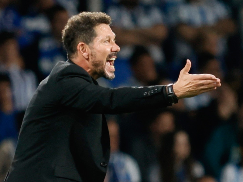 Diego Simeone, pelatih Atlético de Madrid, memberi perintah dari pinggir lapangan