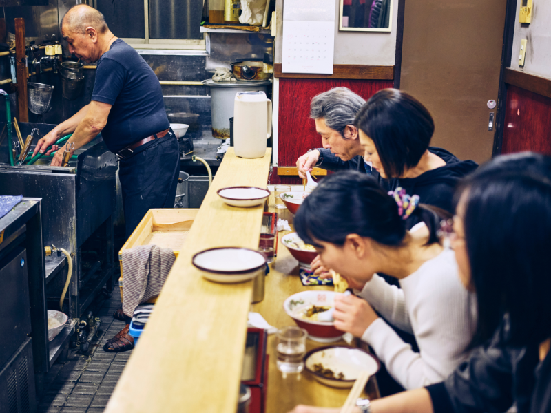 Una escena en un local de hostelería de Japón