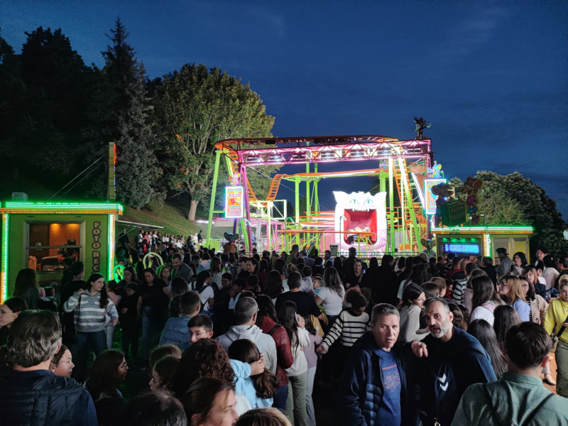 El viernes se formaron grandes colas para poder subir a las atracciones en el ferial de San Froilán