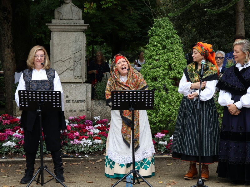 Marga Portomeñe y Ana Carreira protagonizaron la tradicional ofrenda a Rosalía de Castro