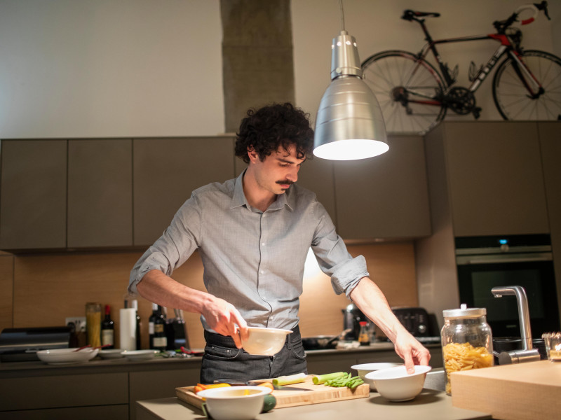 Hombre cocinando la cena