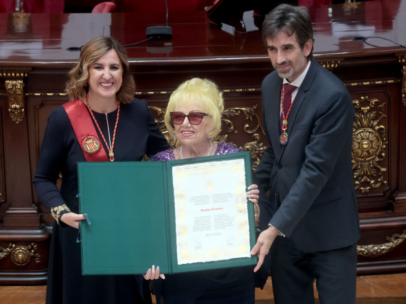 La alcaldesa de València, María José Catalá, recibe a los galardonados con los Honores y Distinciones de la Ciudad 2024 que firmarán en el Libro de Honor de la Ciudad.