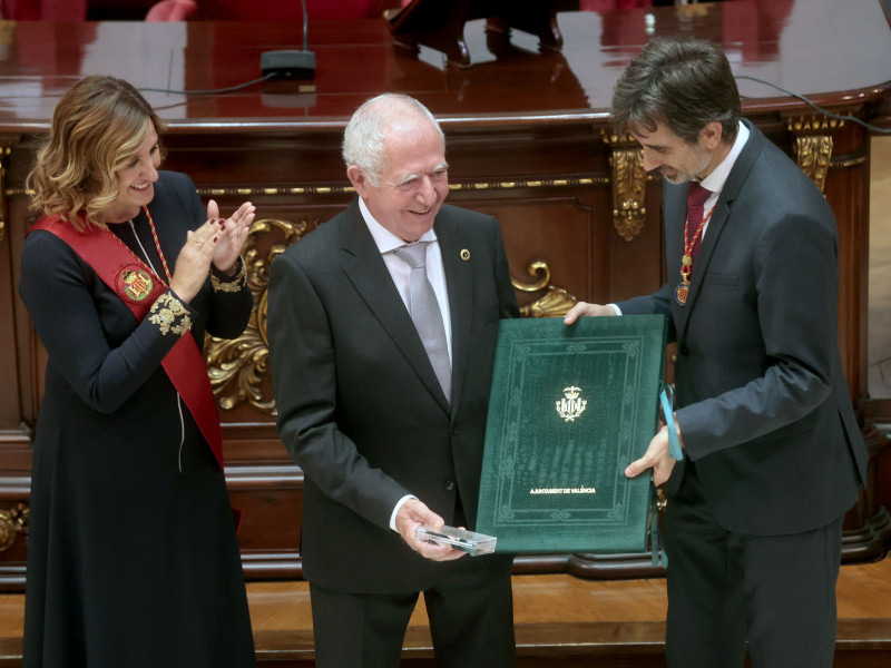 La alcaldesa de València, María José Catalá, recibe a los galardonados con los Honores y Distinciones de la Ciudad 2024 que firmarán en el Libro de Honor de la Ciudad.