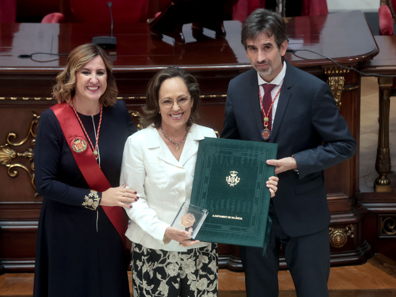 La alcaldesa de València, María José Catalá, recibe a los galardonados con los Honores y Distinciones de la Ciudad 2024 que firmarán en el Libro de Honor de la Ciudad.