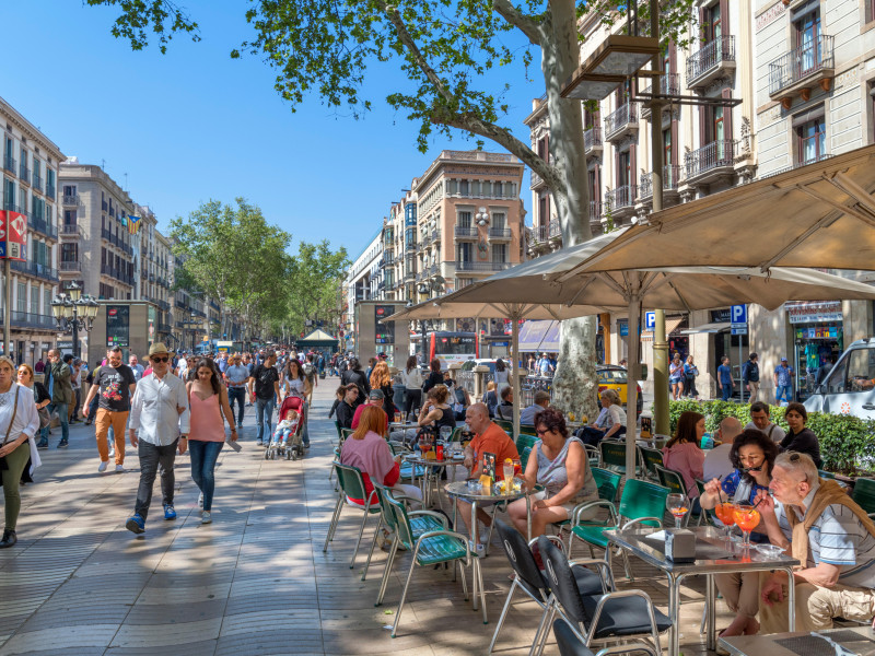 MW7J78 Las Ramblas w Barcelonie. Kawiarnia na ruchliwej Rambla dels Capuchins, Barcelona, ​​​​Katalonia, Hiszpania.