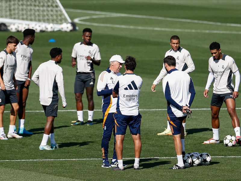 Carlo Ancelotti, entrenador del Real Madrid, habla con Raúl González Blanco, entrenador del Real Madrid Castilla, durante la jornada de entrenamiento del Real Madrid de cara al partido de Liga de Campeones contra el VfB Stuttgart en la Ciudad Deportiva Real Madrid