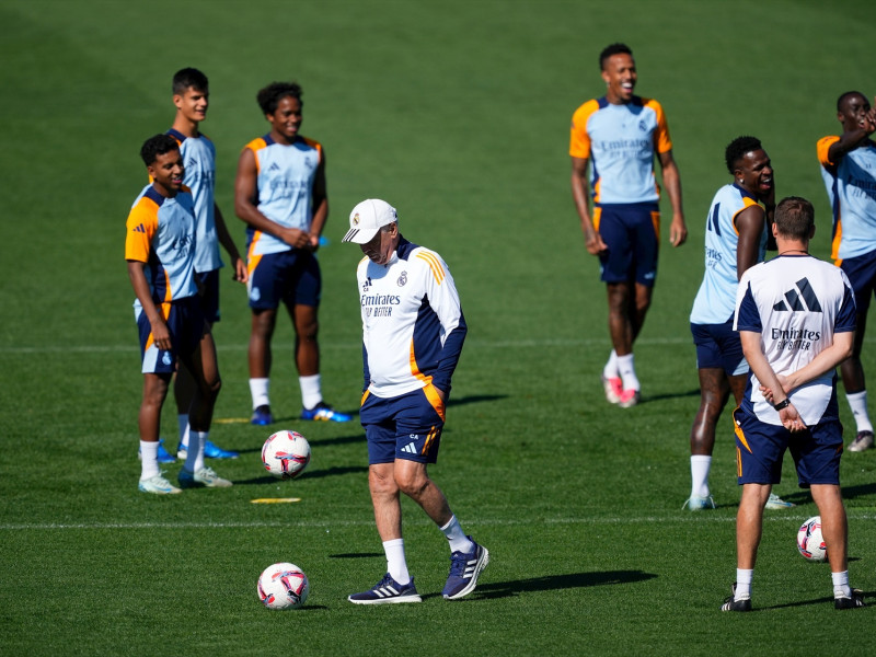 Carlo Ancelotti durante la jornada de entrenamiento del Real Madrid de cara al partido de LaLiga EA Sports ante el Real Valladolid en la Ciudad Deportiva Real Madrid