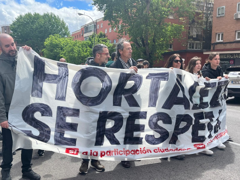 Centenares de personas se manifiestan en Hortaleza contra los recortes en las fiestas del distrito