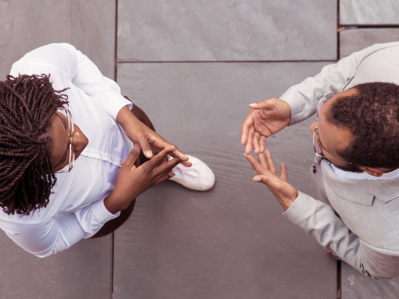 Dos personas hablando en la calle