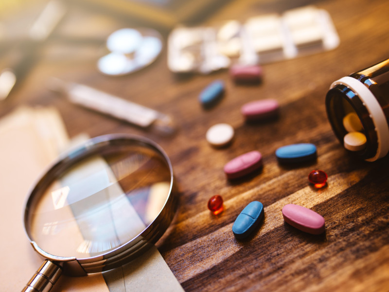 GE6YRA Colorful medical tablets and pills scattered on doctor's office desk, healthcare and medicine concept image, selective focus