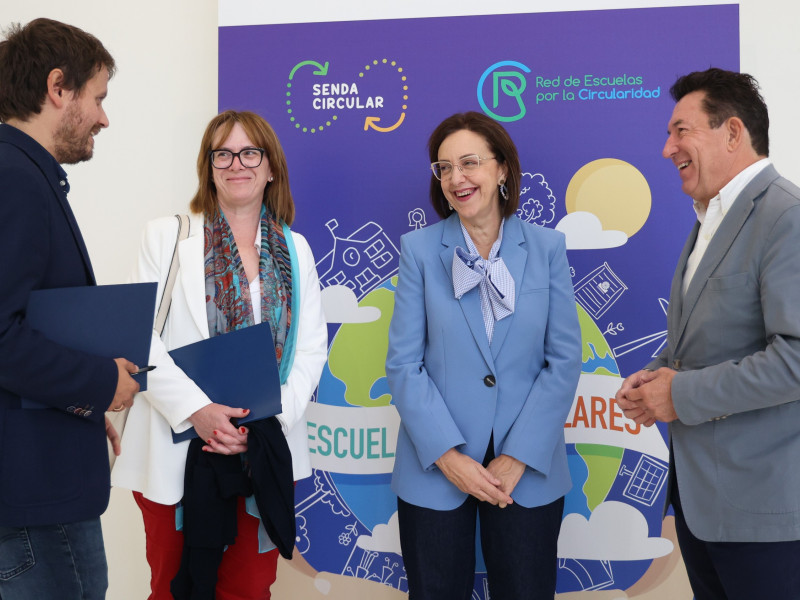 De izquierda a derecha: David Artime, director general de inclusión educativa; Lorena Prado, subdirectora general de Cambio Climático y Economía Circular; Paz Orviz, gerente de Cogersa; y el concejal del Ayuntamiento de Oviedo, José Ramón Pando