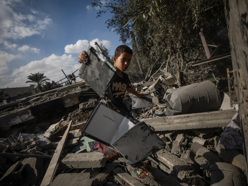 Un niño palestino inspecciona entre los escombros de un edificio destruido tras un ataque aéreo israelí en Deir Al Balah, en el centro de la Franja de Gaza, 4 de octubre de 2024