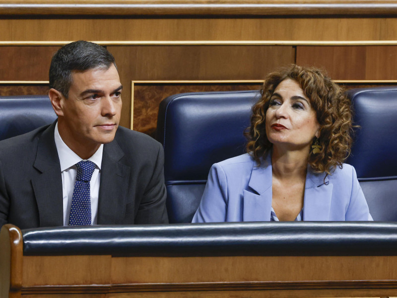 Pedro Sánchez y la vicepresidenta primera, María Jesús Montero