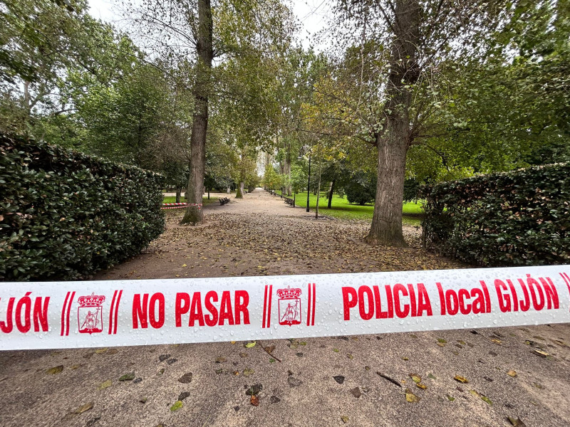 La Policía Local de Gijón cierra el parque de Isabel la Católica por Kirk