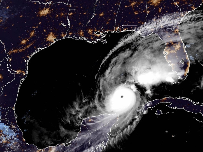 USA7579. MIAMI (FL, EEUU), 08/10/2024.- Fotografía satelital cedida este martes por la Oficina Nacional de Administración Oceánica y Atmosférica (NOAA) a través del Centro Nacional de Huracanes (NHC) estadounidense donde se muestra la localización del huracán Milton en el Golfo de México. El huracán Milton, que en las últimas horas se intensificó y alcanzó nuevamente la categoría 5, se alejó este martes de las costas del estado sureño de Quintana Roo, sin reportes de víctimas mortales o heridos en los principales destinos turísticos del Caribe mexicano. EFE/NOAA-NHC /SOLO USO EDITORIAL /NO VENTAS /SOLO DISPONIBLE PARA ILUSTRAR LA NOTICIA QUE ACOMPAÑA /CRÉDITO OBLIGATORIO