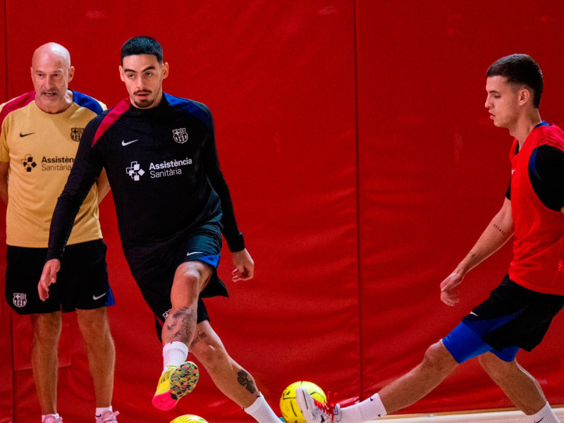 Tino Pérez, atento durante una sesión de entrenamiento del Barça de fútbol sala