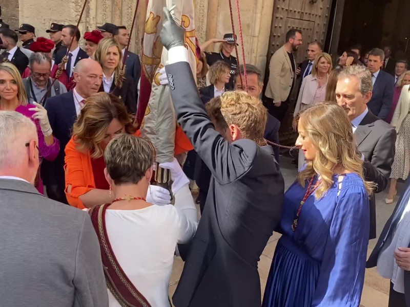 La Senyera cambia de portadora en la procesión cívica