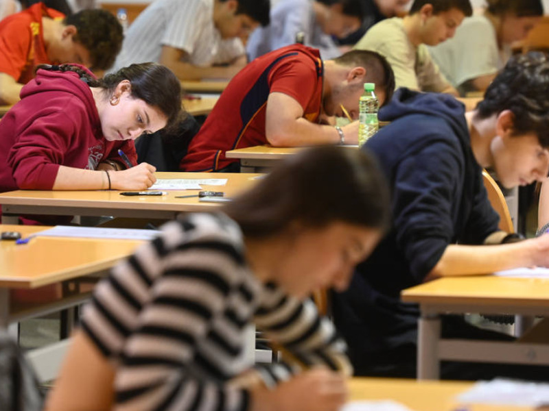 Los estudiantes esperan los modelos de examen de la nueva EBAU