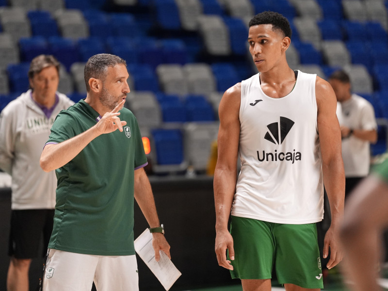 Ibón Navarro da instrucciones a Tyson Pérez durante un entrenamiento en
Palacio de los Deportes Jose Maria Martin Carpena.