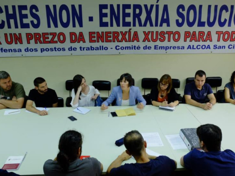 Ana Pontón, en San Cibrao, durante una reunión con el comité de empresa de Alcoa