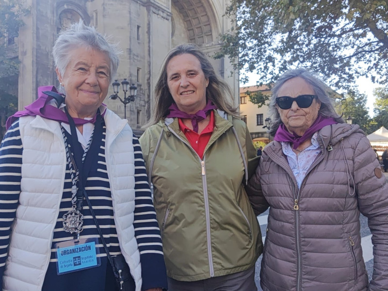 Marisol, de la cofradía de Bwegoña, junto a Laura y Josefina, devotas argentinas de Begoña