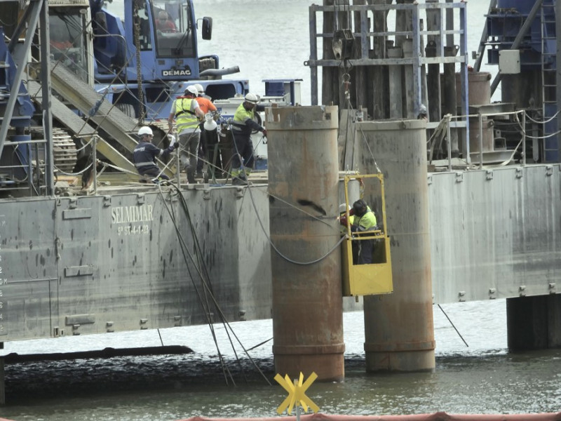 Obras de cimentación del nuevo puente sobre la ría de Bilbao