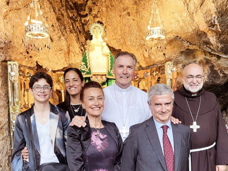 Artime con su familia y el Arzobispo de Oviedo en Covadonga