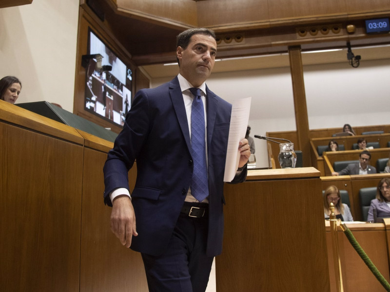 El lehendakari, Imanol Pradales, en el Parlamento vasco